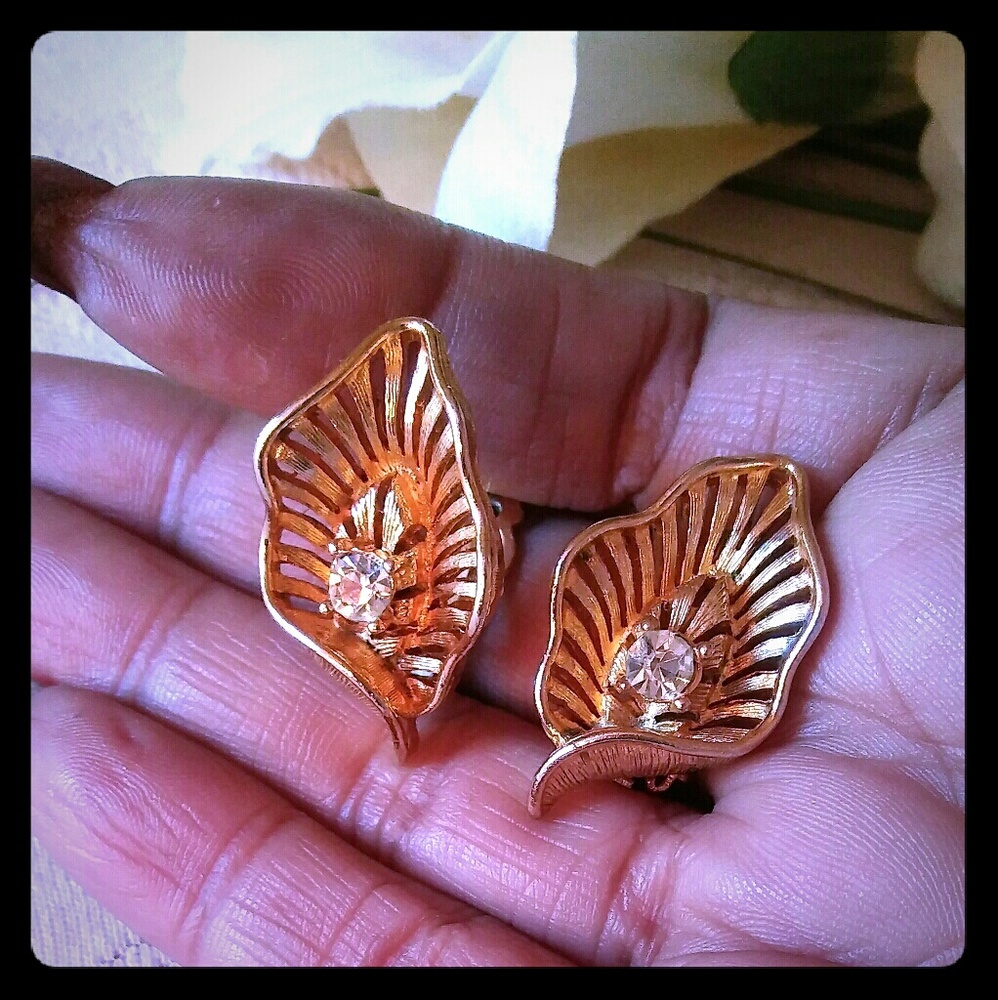 Vintage Leaf Shape Openwork Earrings - image 3